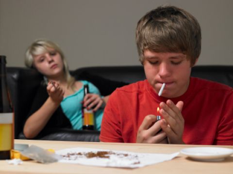 DRUGS AND ALCOHOL ABUSE IN CHILDREN, SIGNS TO WATCH OUT FOR